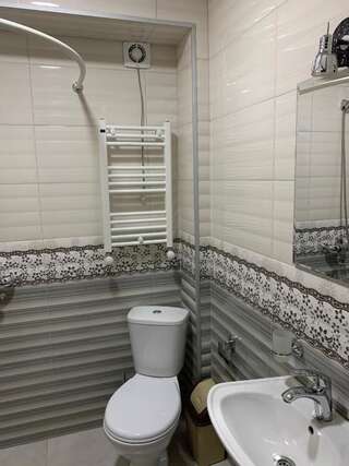 Отель Parallel Кутаиси Трехместный номер с собственной ванной комнатой-1