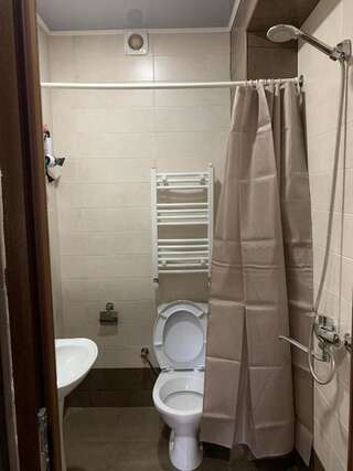 Отель Parallel Кутаиси Двухместный номер с 1 кроватью или 2 отдельными кроватями и собственной ванной комнатой-6